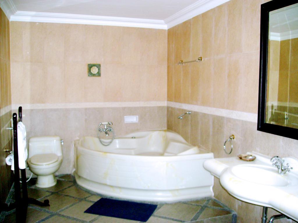 Swaloh Resort & Spa Kalangbret Стая снимка